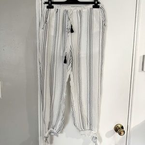 Essue loose white pattern pants with tie front closure and ankle ties